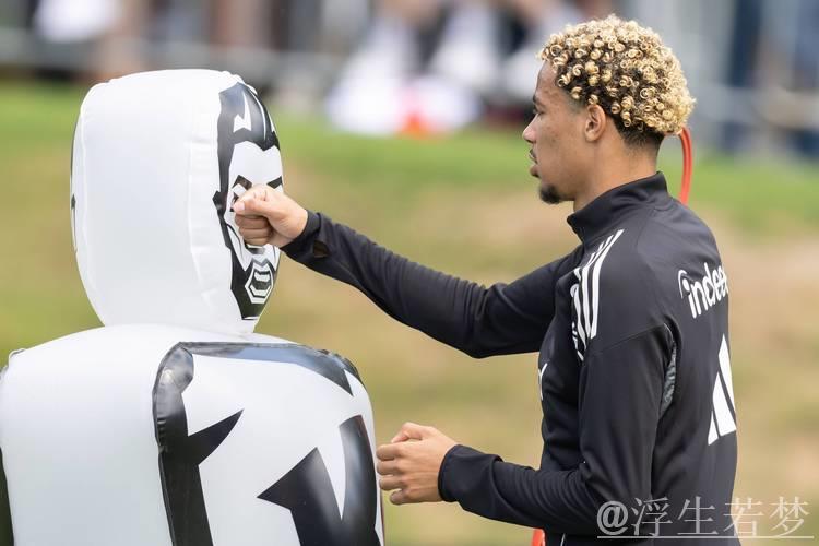 纽卡8000万欧敲定埃基蒂克,交易细节正由经纪人商谈 纽卡8000万欧敲定埃基蒂克,交易细节正由经纪人商谈