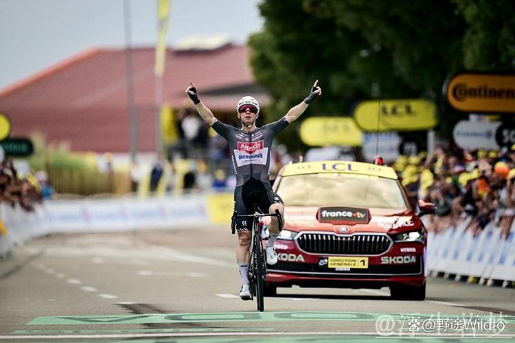 雨中鏖战:格罗夫斯孤身冲线夺冠 雨中鏖战:格罗夫斯孤身冲线夺冠