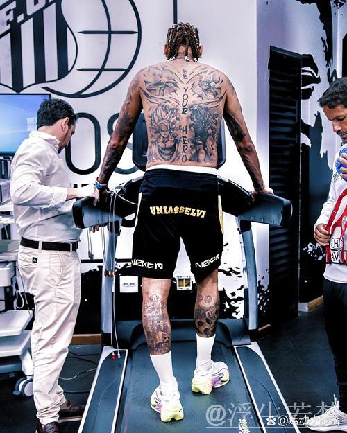 内马尔晒踢野球视频,身披76人艾弗森球衣亮相 内马尔晒踢野球视频,身披76人艾弗森球衣亮相